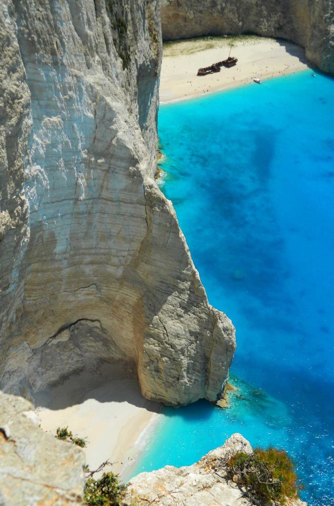 Praia de Navagio vista do alto dos rochedos, na Ilha de Zakynthos (Grécia)