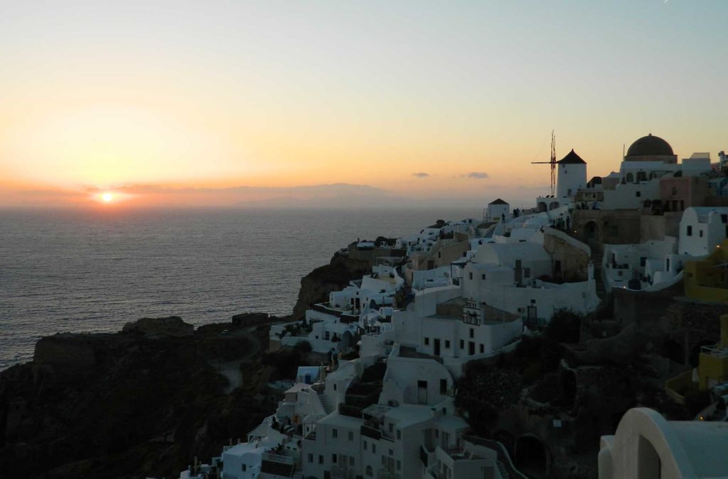 Pôr do sol visto do castelo de Oía, na Ilha de Santorini (Grécia)