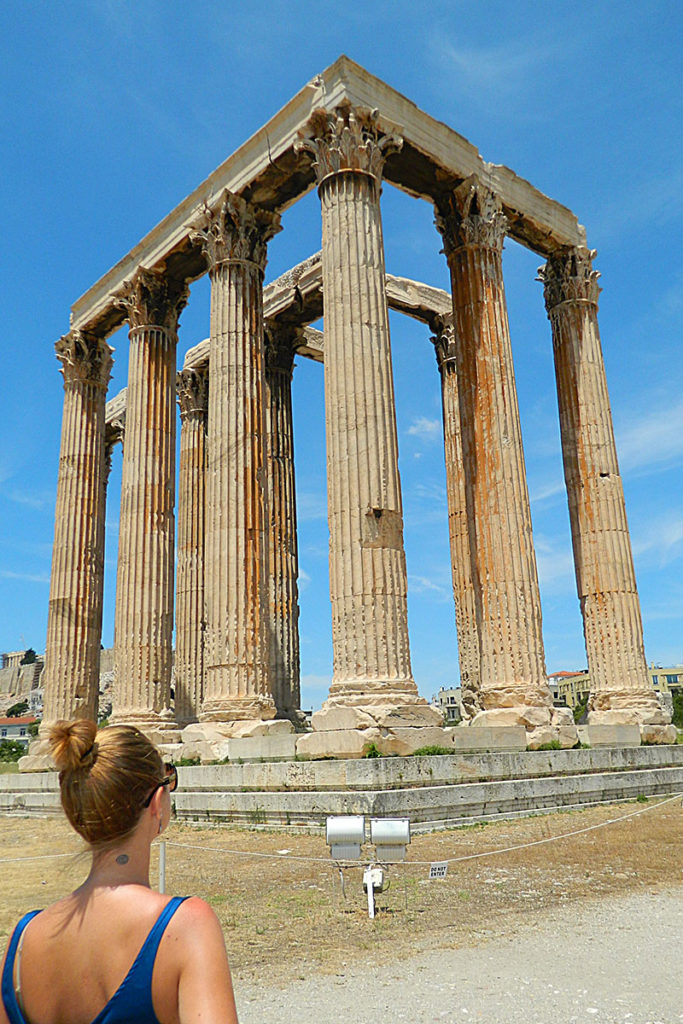Mulher admira as ruínas do Templo de Zeus, em Atenas (Grécia)