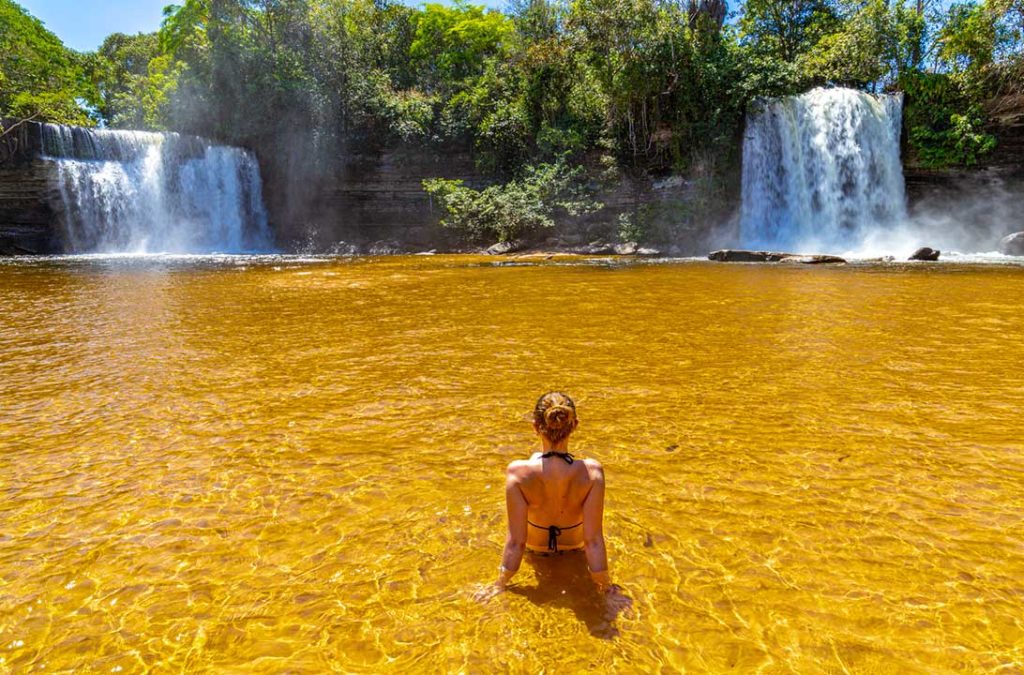 Mulher toma banho nas Cachoeiras do Itapecuru, na Chapada das Mesas (Brasil)