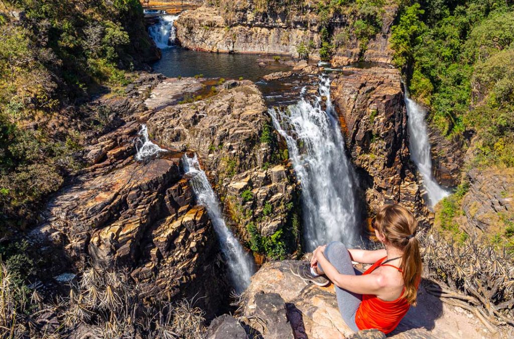 Mulher admira o Cânion dos Couros, na Chapada dos Veadeiros (Brasil)