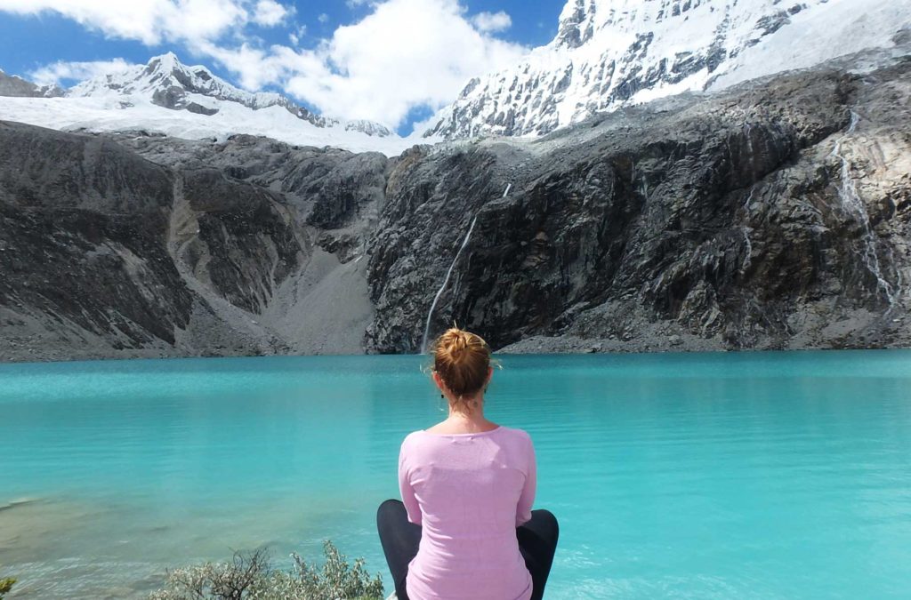 Mulher de costas admira a Laguna 69 (Peru)