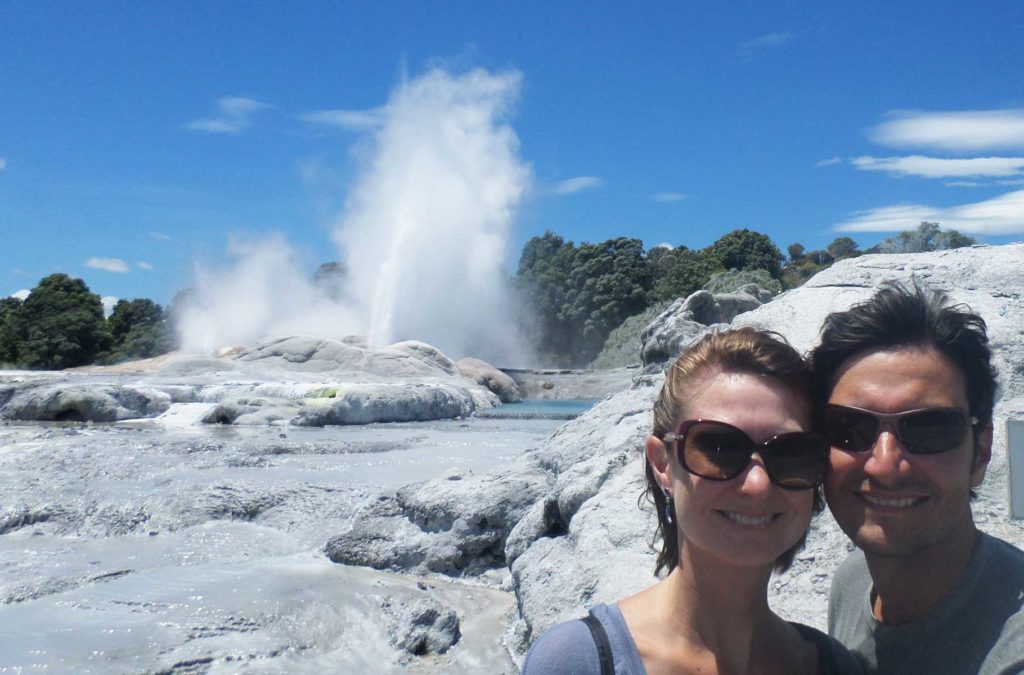 Casal faz selfie com o gêiser Pohutu, em Rotorua (Nova Zelândia)