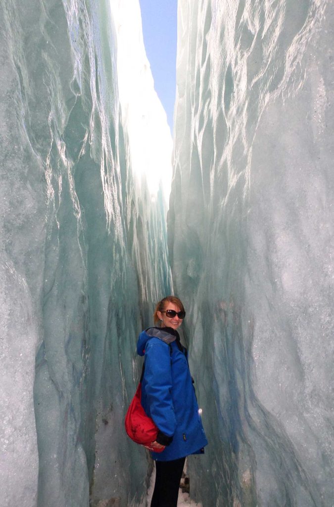 Mulher atravessa fenda na Geleira Franz Josef (Nova Zelândia)