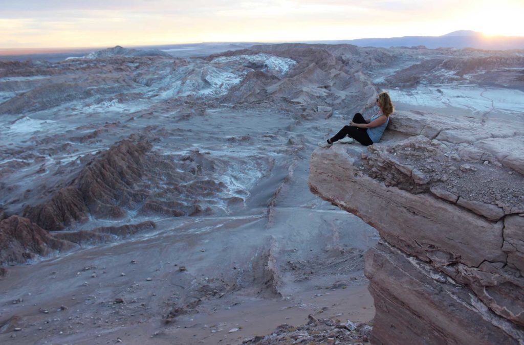 Mulher posa para foto na Pedra do Coiote, no Vale da Lua, Deserto do Atacama (Chile). 