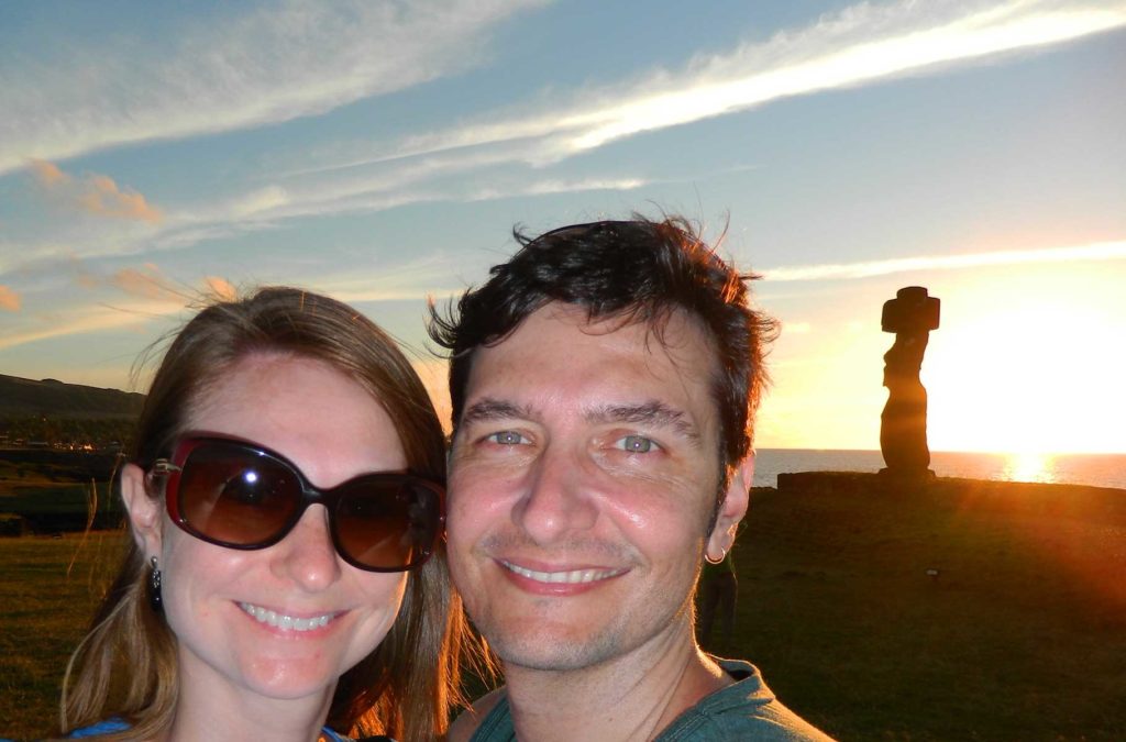 Casal faz selfie com moai na Ilha de Páscoa (Chile)