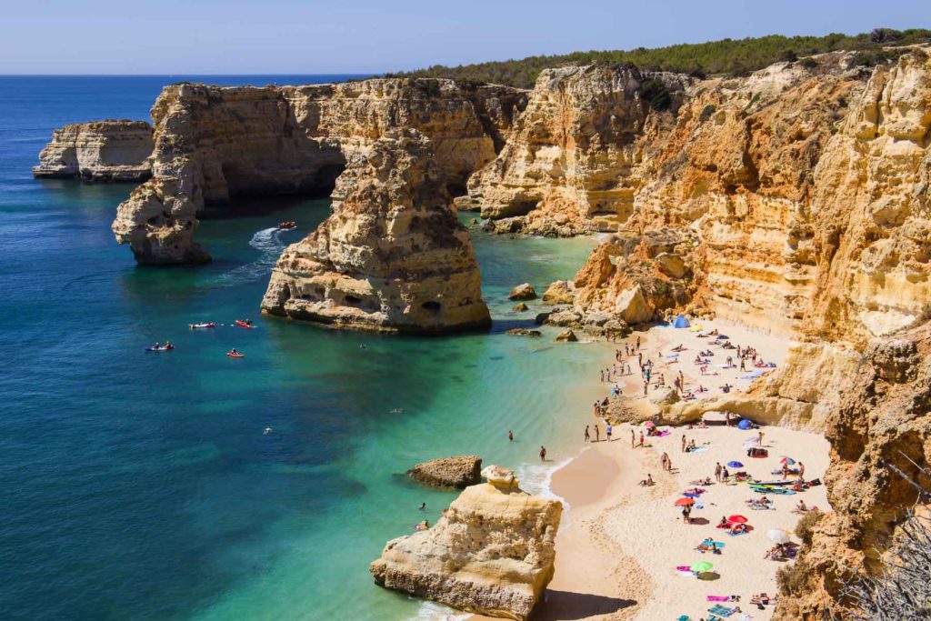 Vista aérea da Praia da Marinha, no Algarve (Portugal)