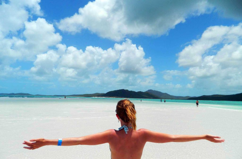 Mulher posa para foto em Whitehaven Beach (Austrália)