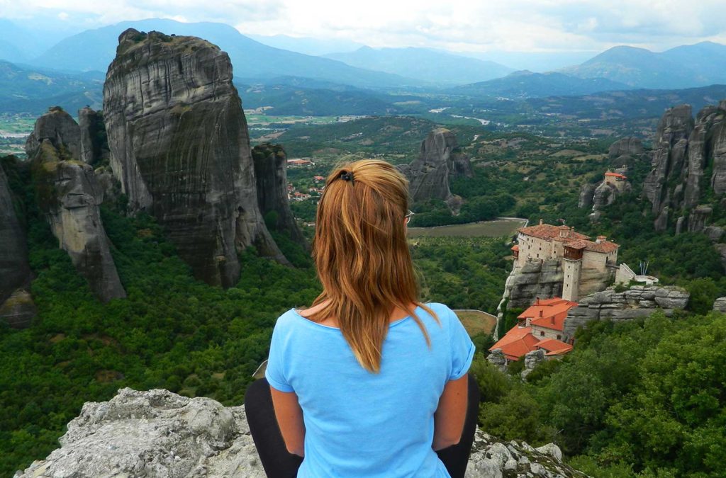 Mulher admira os Mosteiros de Meteora (Grécia)