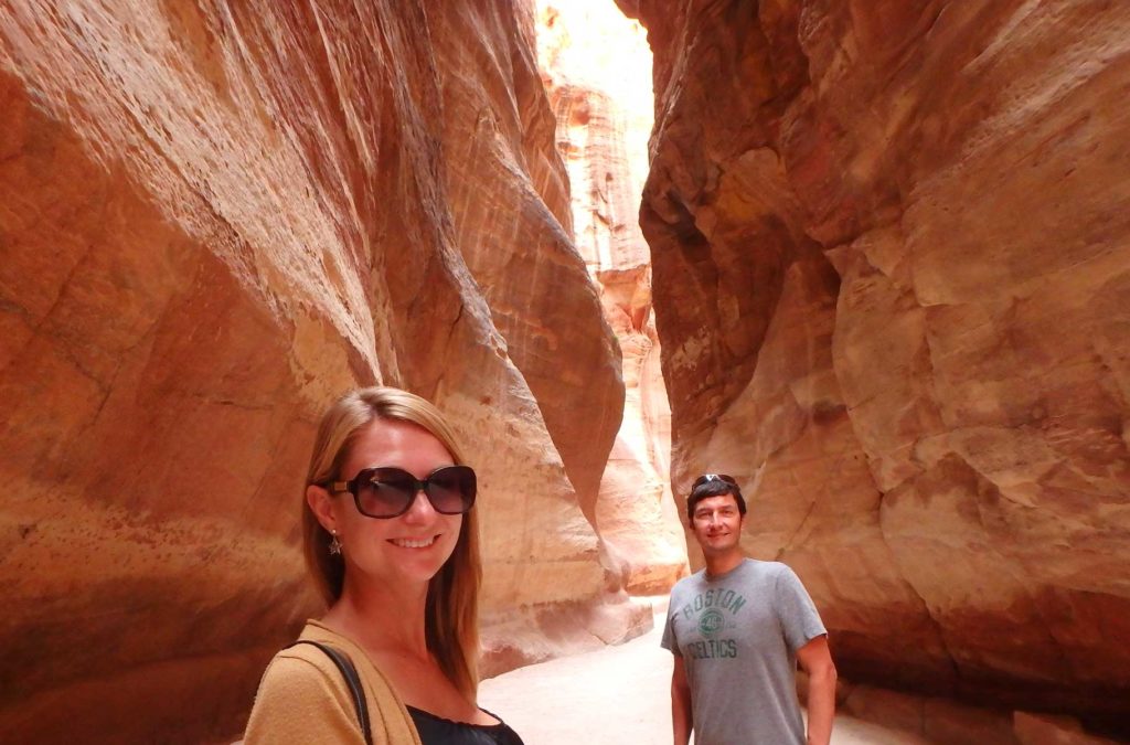 Casal faz selfie no Cânion de Petra (Jordânia)