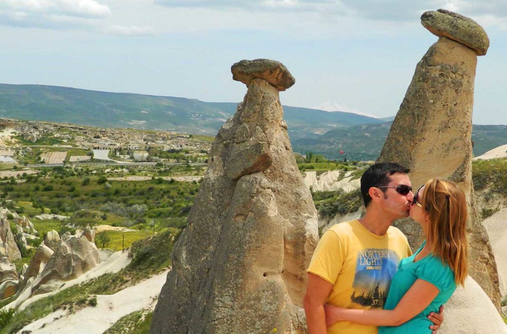 Casal se beija nas formações rochosas da Capadócia (Turquia)
