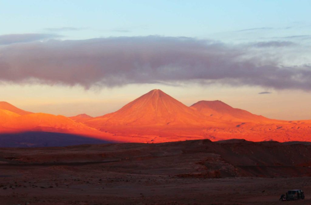 Vulcão Licancabur, no Deserto do Atacama (Chile), é iluminado pelo pôr do sol