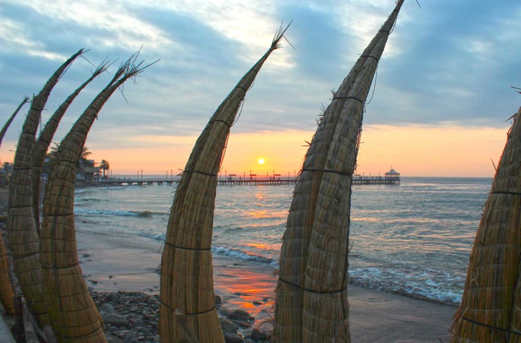 Praia de Huanchaco, em Trujillo, norte do Peru