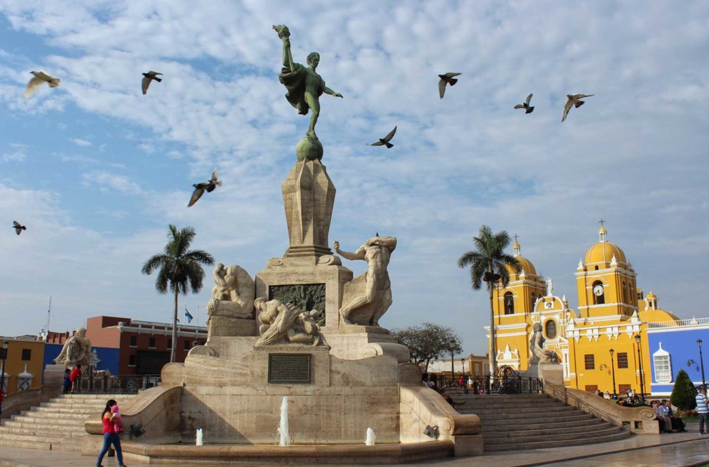 Monumento da Plaza de Armas Trujillo, no norte do Peru, com a catedral ao fundo