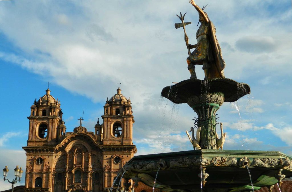 Fonte da Plaza de Armas de Cusco com a catedral ao fundo