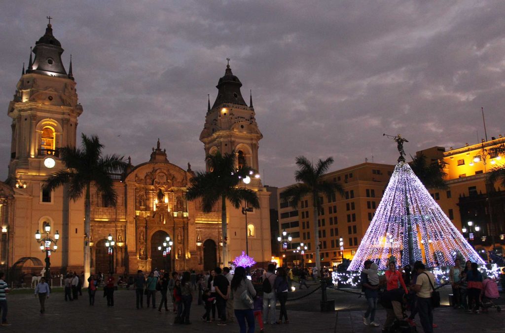 Plaza Mayor de Lima, com a catedral ao fundo, fica iluminada à noite