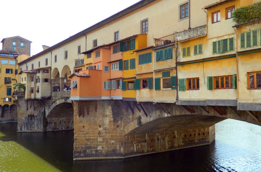Vista lateral da Ponte Vechio, uma das atrações de Florença, na Itália