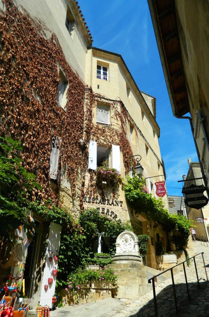 Ruela estreita da cidade medieval da Saint-Émilion, na França