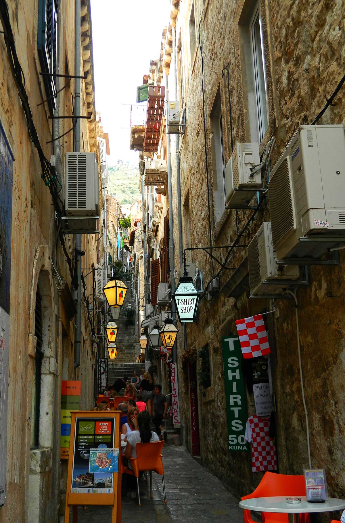Mesas de restaurante ocupam ruela da cidade de Dubrovnik, na Croácia