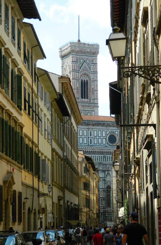 Ruelas estreitas do centro histórico da cidade medieval de Florença, na Itália