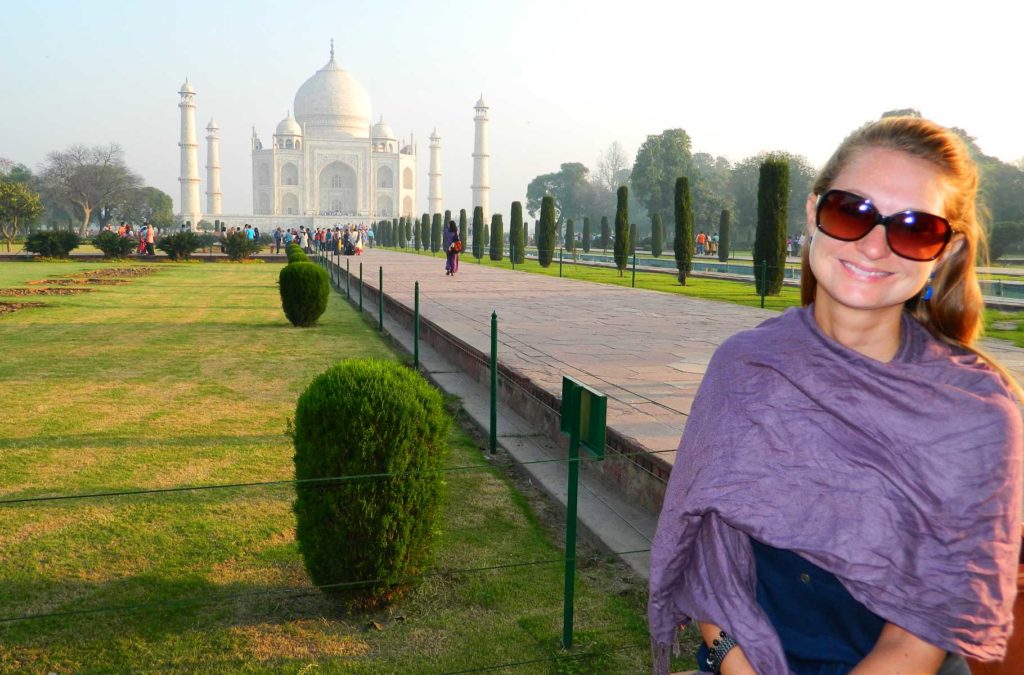 Mulher posa para foto com o Taj Mahal ao fundo (Índia)