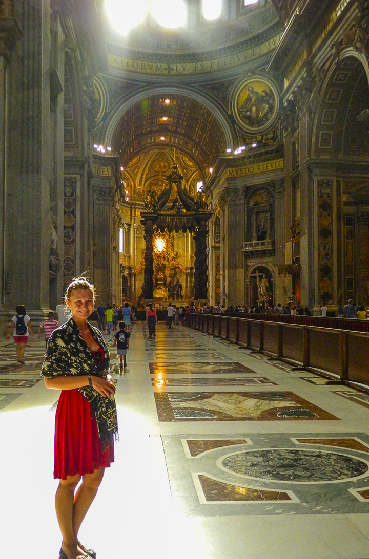 Mulher posa para foto na Basílica de São Pedro, no Vaticano
