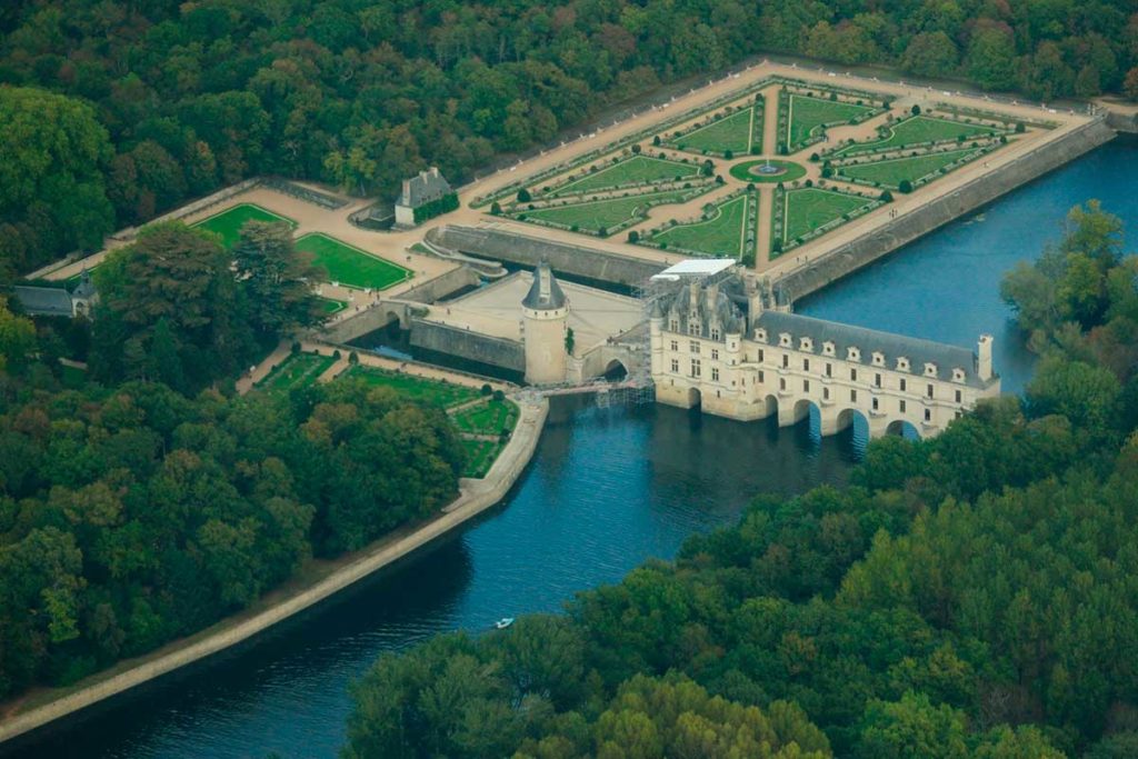 Vista aérea do Castelo de Chenonceau, na França, a partir de um voo de balão