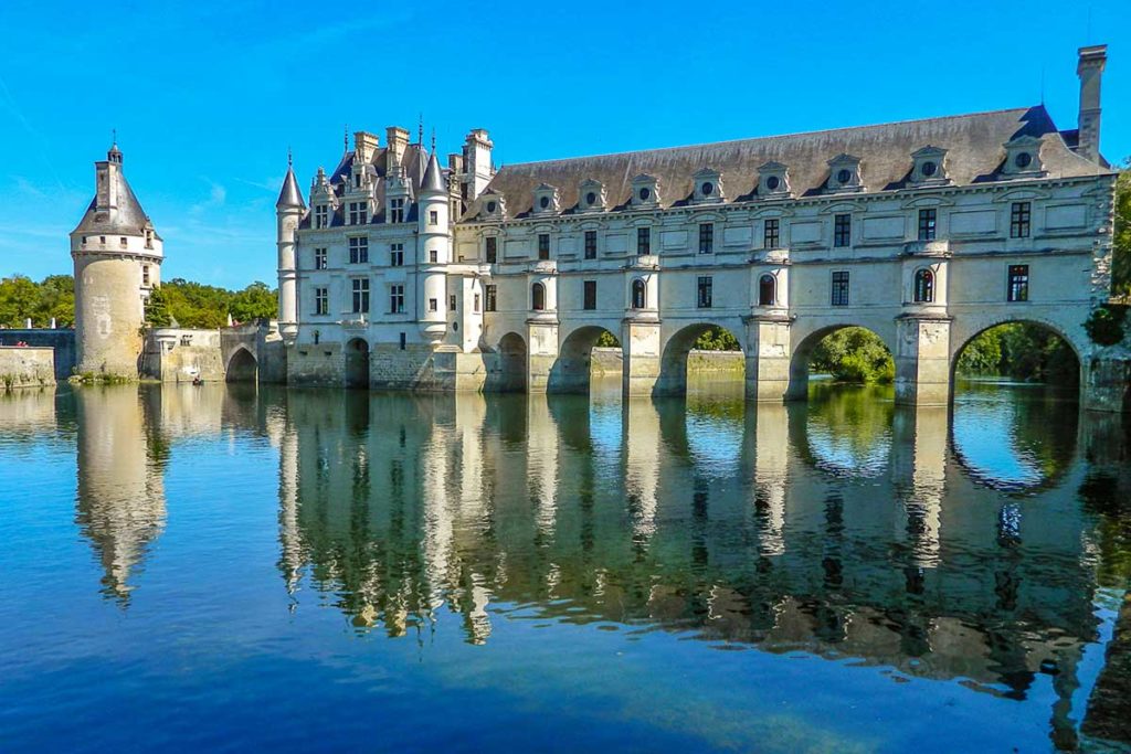 Castelo de Chenonceau, na França, visto desde a margem oposta do Rio Cher