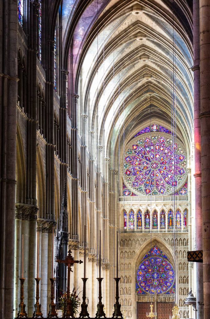 Nave da Catedral de Notre-Dame de Reims, na França, com a rosácea ao fundo