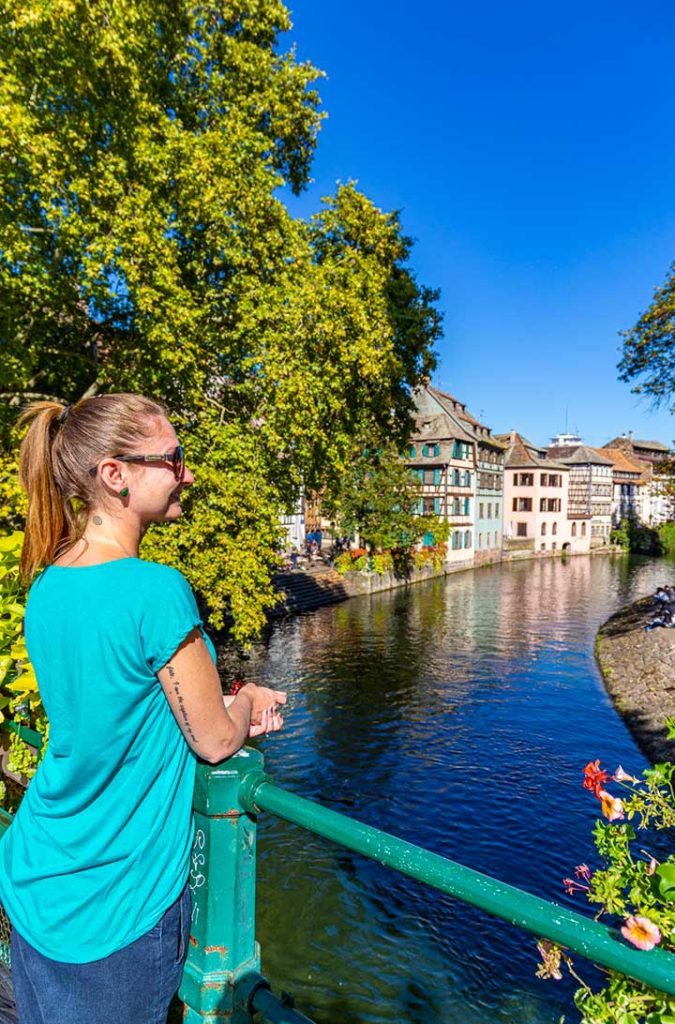 Mulher admira um dos canais da cidade medieval de Estrasburgo, na França