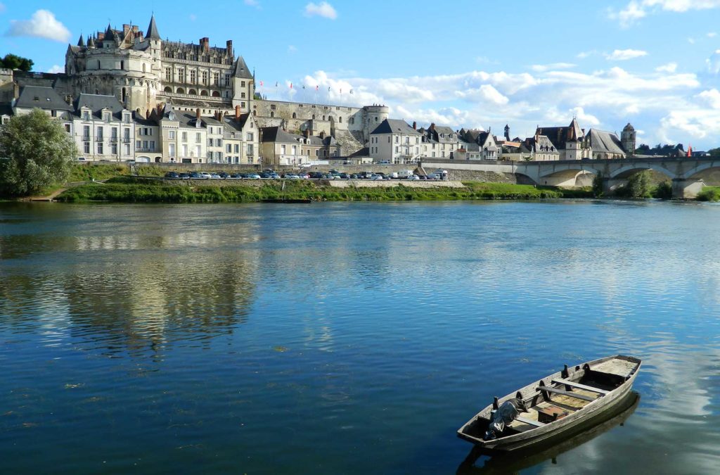 Castelo d'Amboise visto do outro lado do Rio Loire, na França