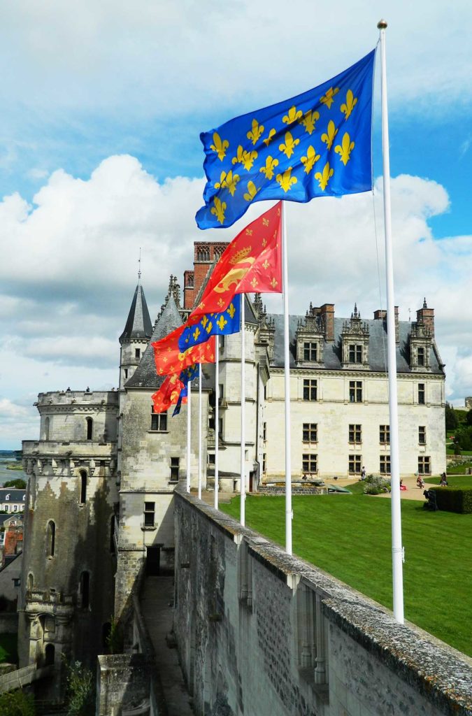 Bandeiras hasteadas em frente ao Castelo d'Amboise, no Vale do Loire