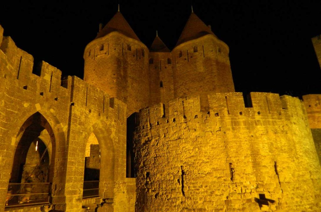 Muralhas medievais de Carcassonne, na França, iluminadas à noite