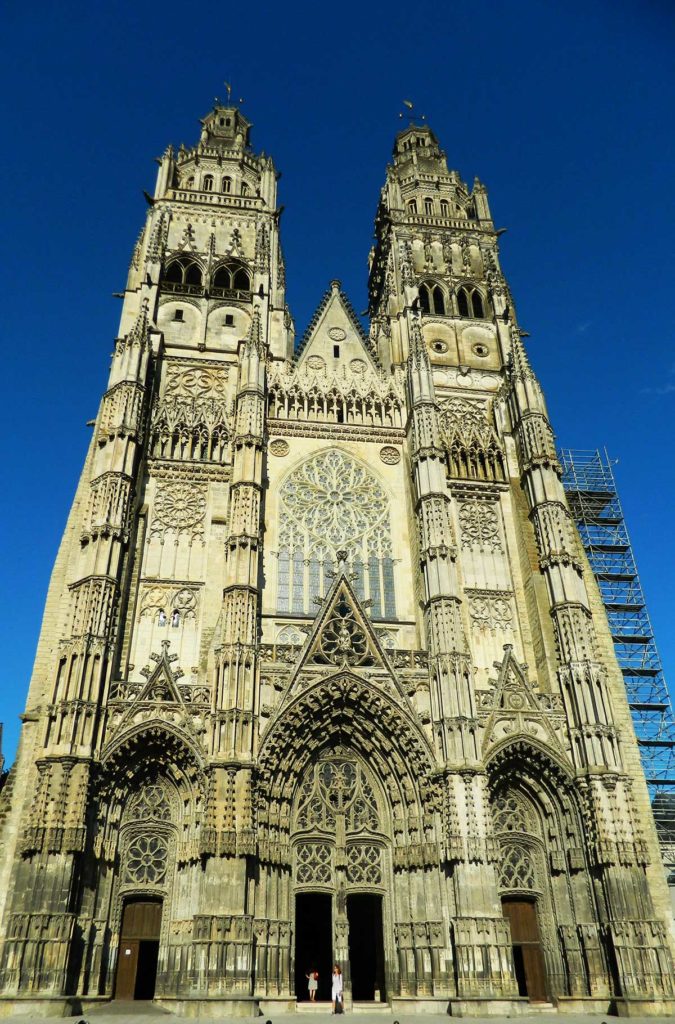 Fachada gótica da Catedral de Tours, na França