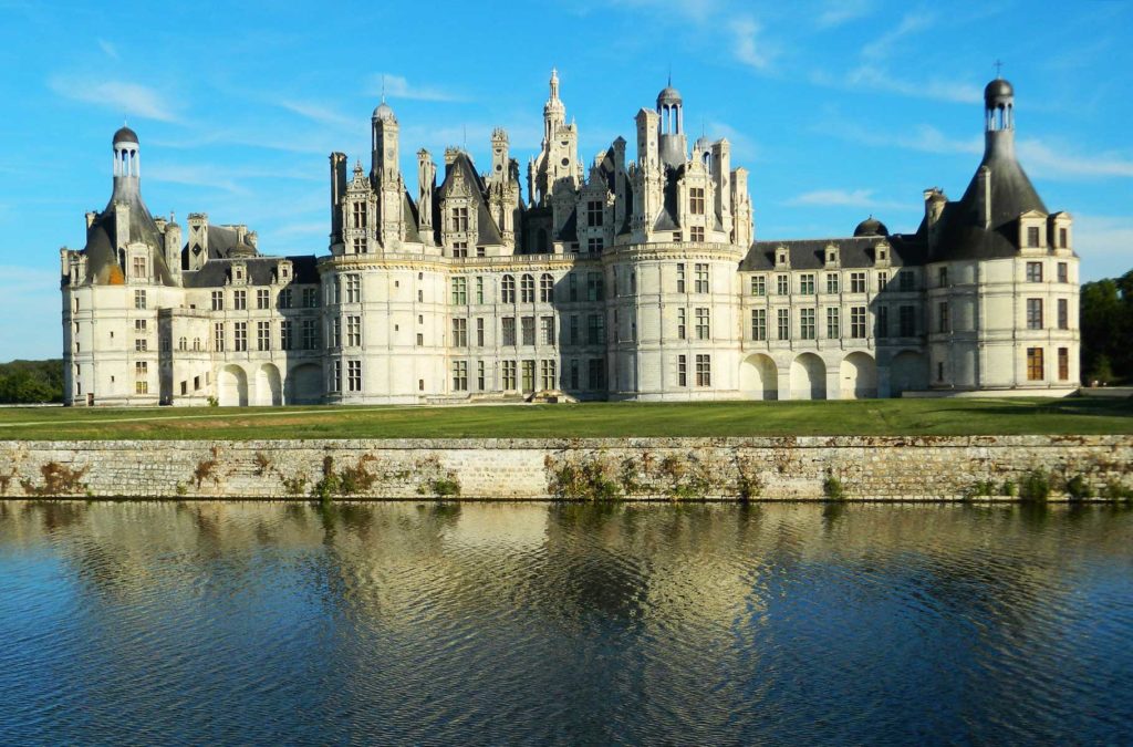 Castelo de Chambord visto do outro lado do canal, no Vale do Loire