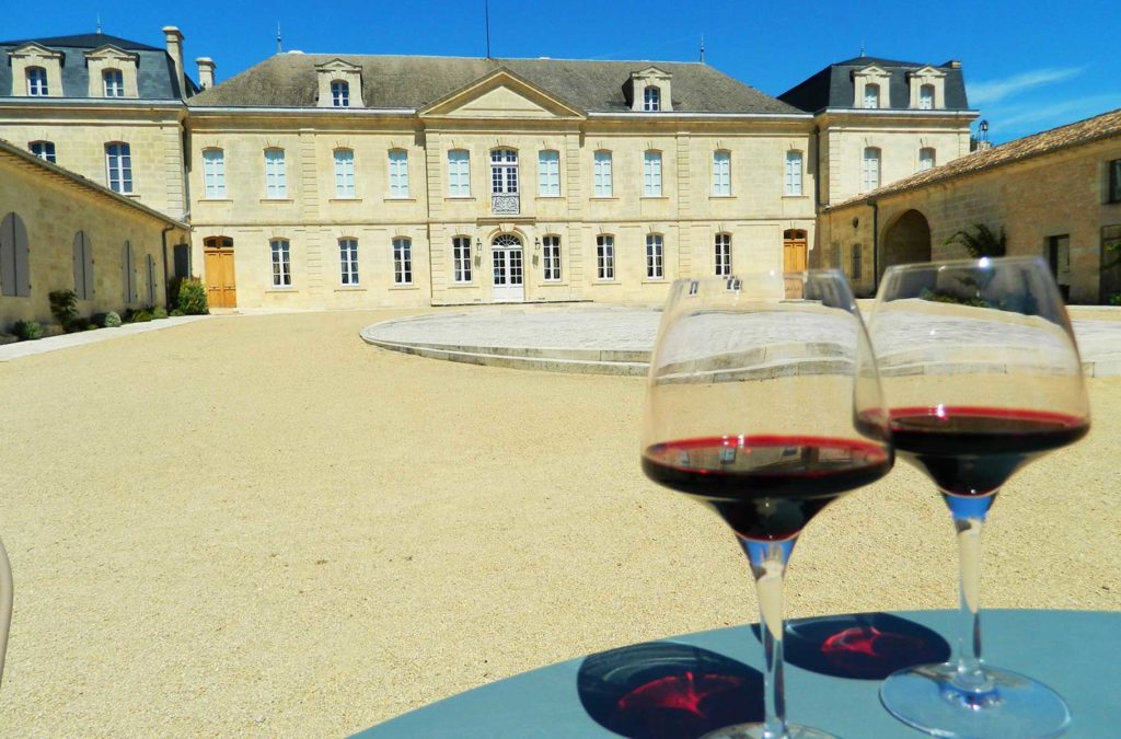 Taças de vinho servidas no Château Soutard, em Saint-Émilion