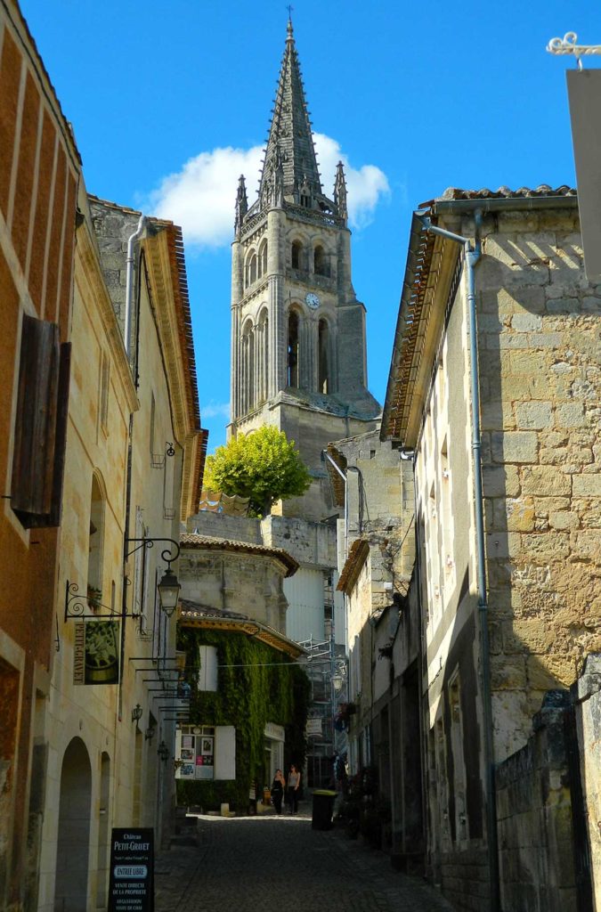 Ruela da cidade medieval de Saint-Émilion com a Igreja Monolítica ao fundo