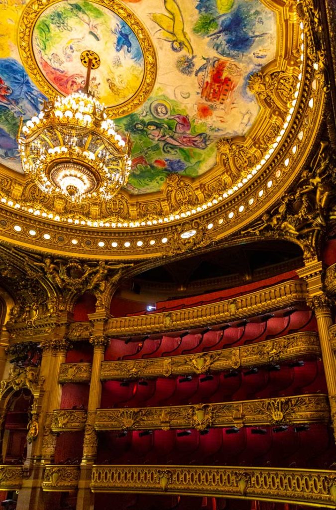 Auditório com teto falso de Marc Chagall da Ópera Garnier, em Paris (França)