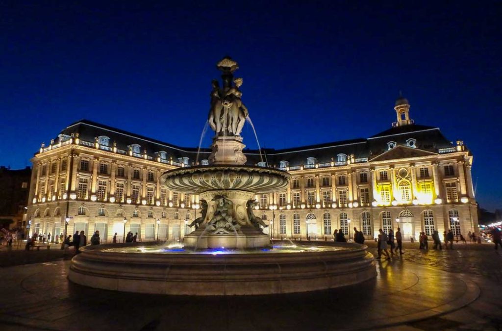 Place de la Bourse, com a Fonte das Graças ao centro, fica iluminada à noite em Bordeaux