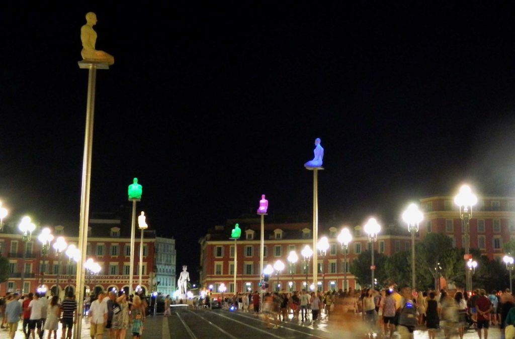 Place Masséna, no centro histórico de Nice, fica iluminada à noite