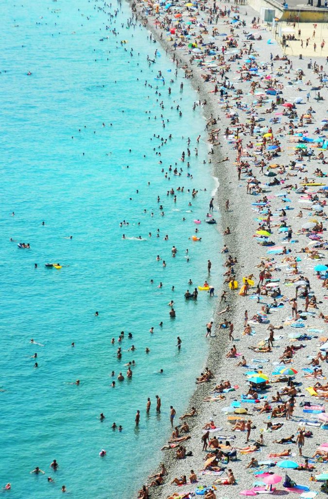 Multidão lota praia de Nice, vista da Colina do Castelo