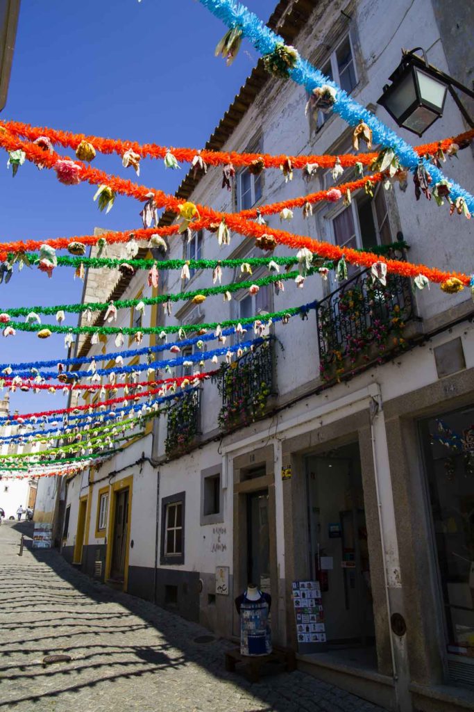 Rua do centro histórico de Évora, em Portugal