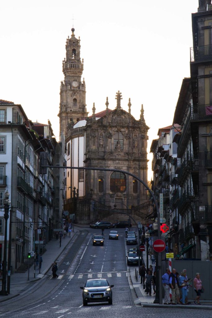 Roteiro em Porto - Igreja e Torre dos Clérigos vistos da Rua dos Clérigos