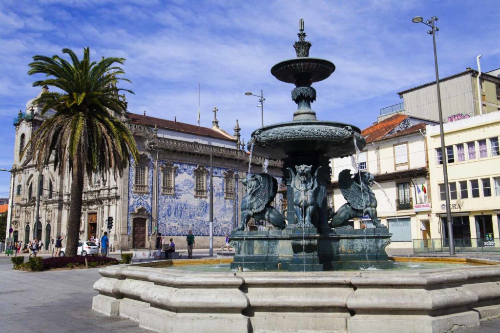 Roteiro em Porto - Fonte dos Leões com Igreja do Carmo ao fundo