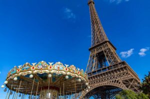 Carrossel da Ponte d'Iéna com a Torre Eiffel ao fundo, em Paris