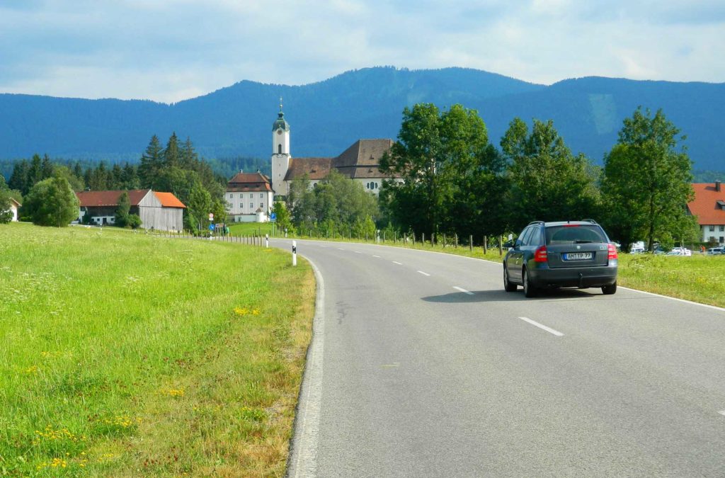 Carro percorre estrada bucólica da Rota Romântica