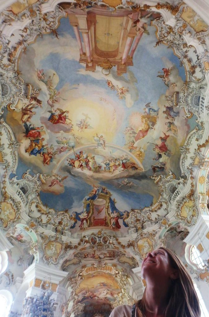 Turista admira os afrescos da Igreja Wieskirche, em Steingaden, atração da Rota Romântica