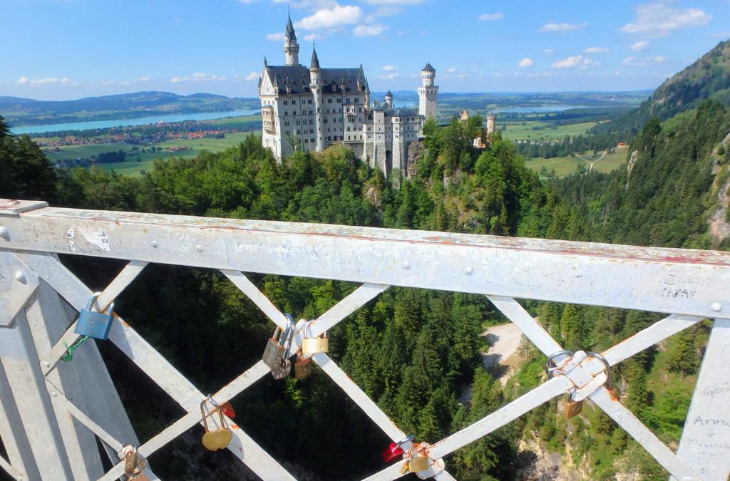 Castelo de Neuschwanstein visto desde a Ponte Marienbrücke