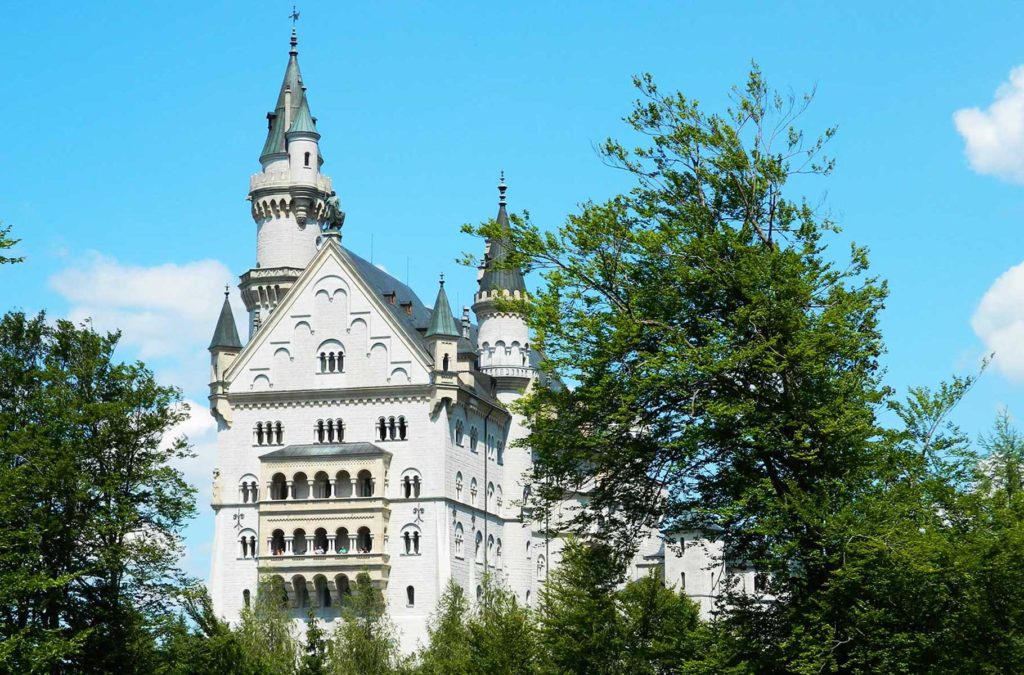 Castelo de Neuschwanstein, em Schwangau, é visto em meio às árvores