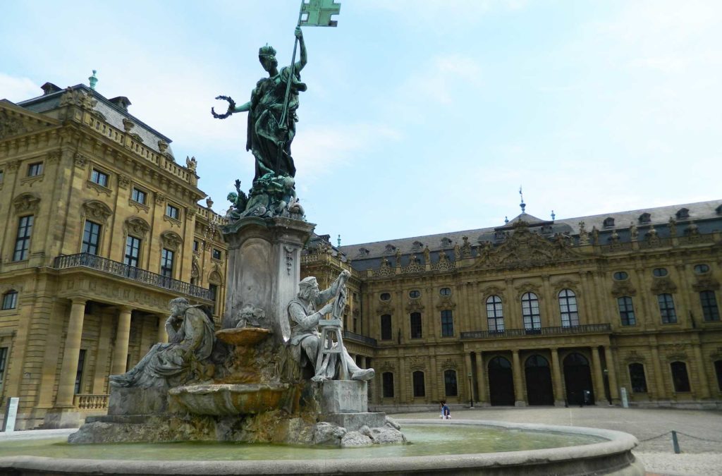 Fonte em frente ao Palácio de Würzburg, atração turística da Rota Romântica